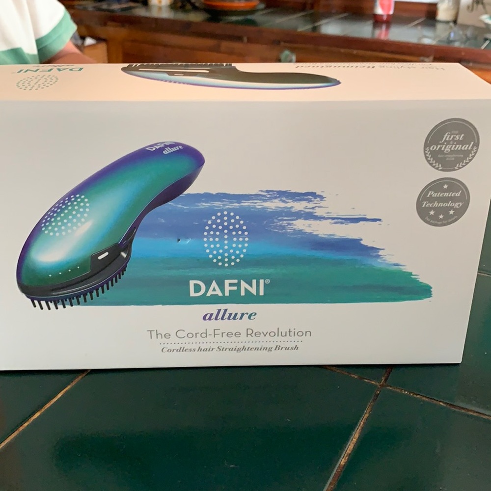Dafni allure cordless hair straightening brush. NIB retail 199